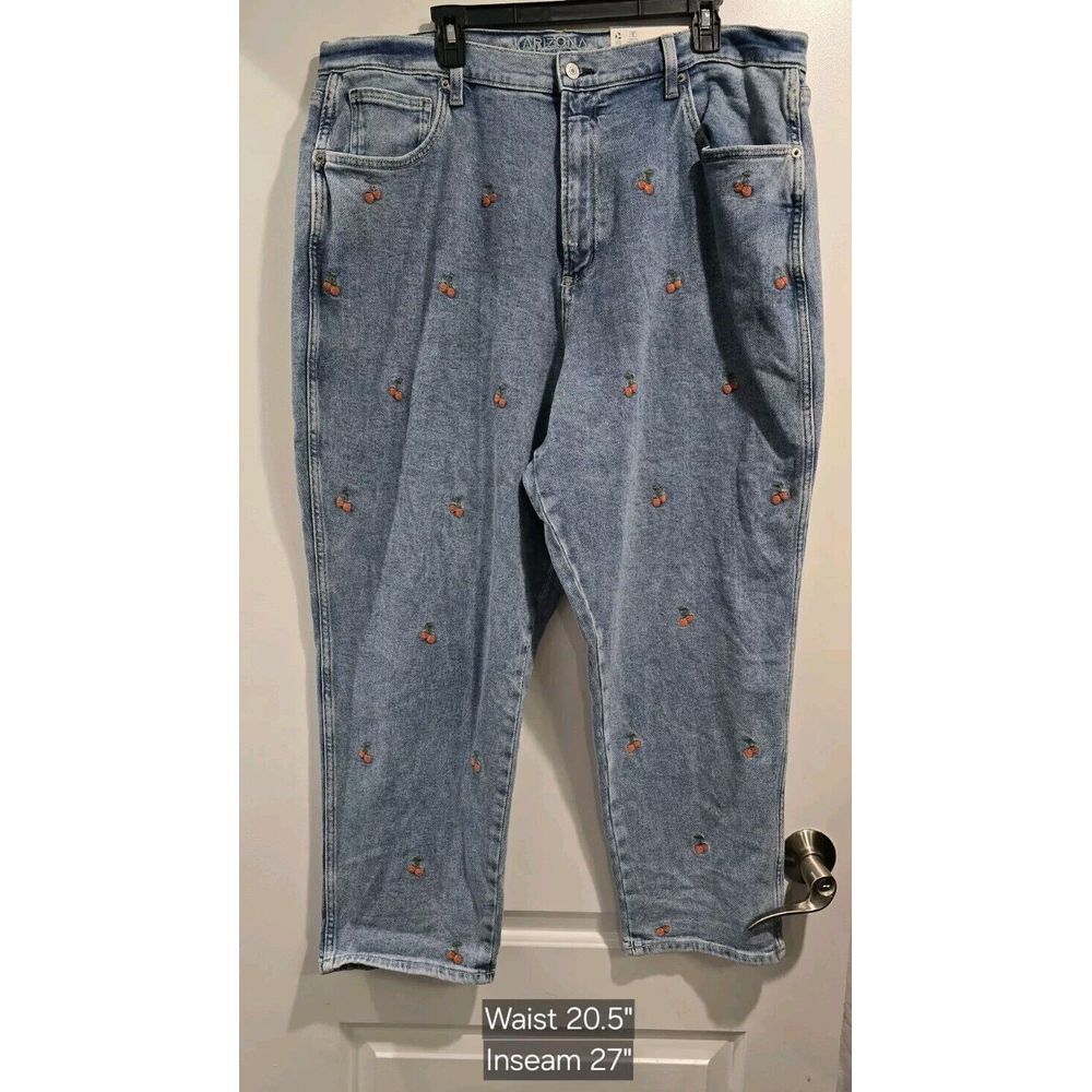 Arizona Denim Curvy Mom Jeans Cherry Embroidered Light Wash Size 23 NWT MSRP $54